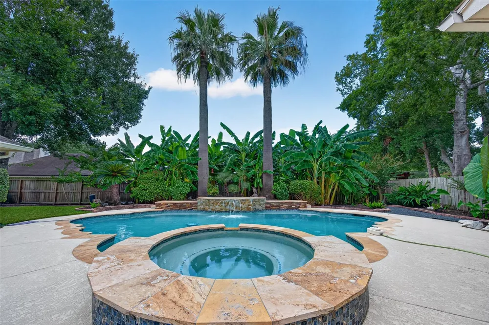 412 Melodywood Drive Friendswood, TX 77546