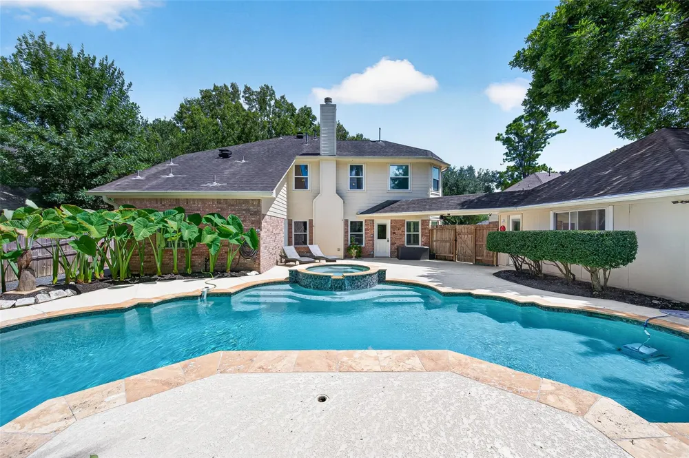 412 Melodywood Drive Friendswood, TX 77546
