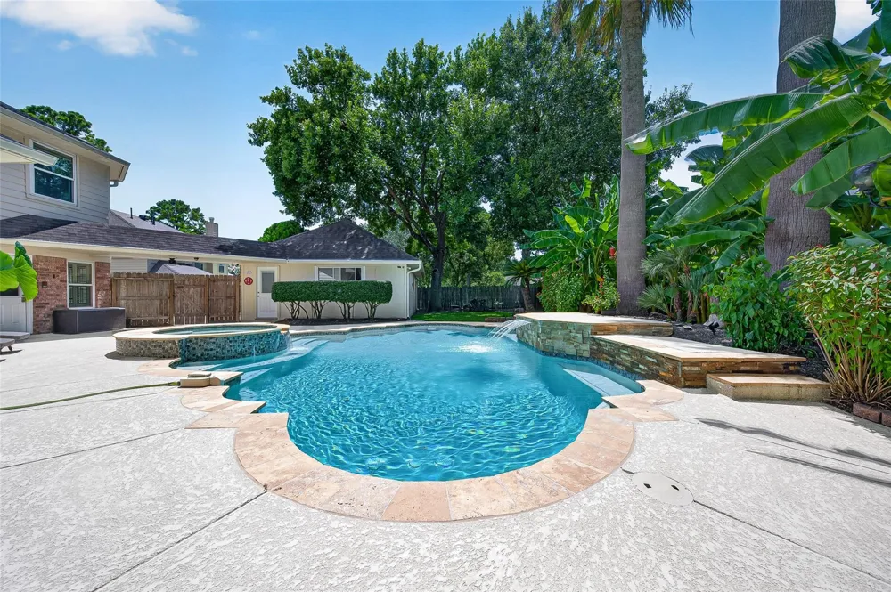 412 Melodywood Drive Friendswood, TX 77546