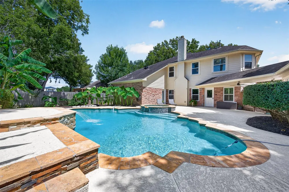412 Melodywood Drive Friendswood, TX 77546
