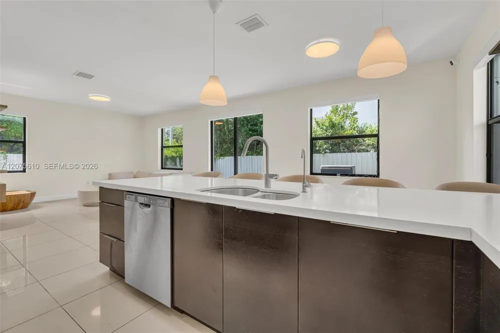 10204 NW 86th St Doral, FL 33178