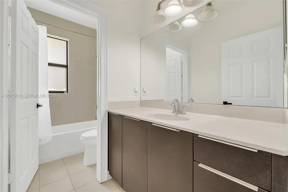 10204 NW 86th St Doral, FL 33178