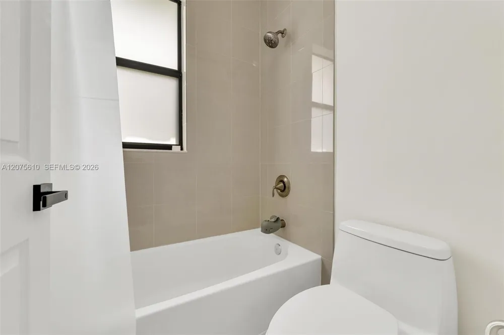 10204 NW 86th St Doral, FL 33178