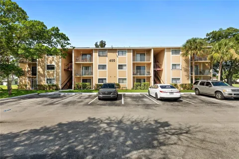 400 Palm Cir W #208
