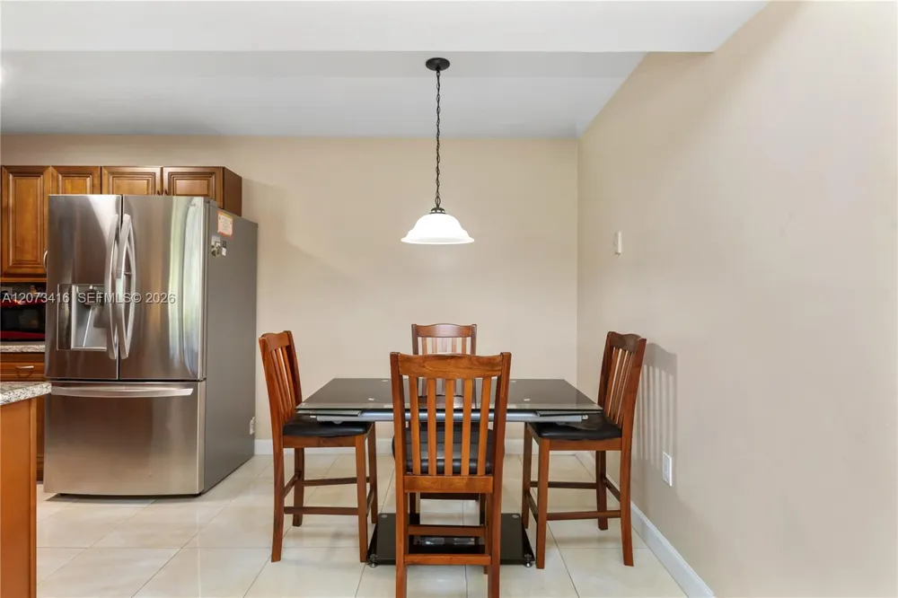 400 Palm Cir W #208 Pembroke Pines, FL 33025
