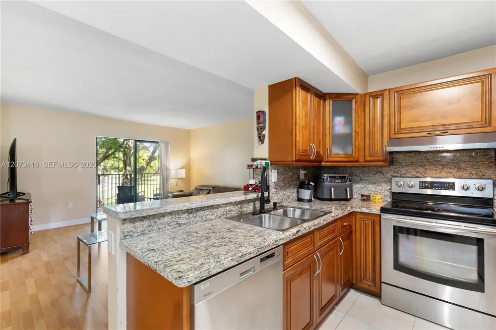 400 Palm Cir W #208 Pembroke Pines, FL 33025