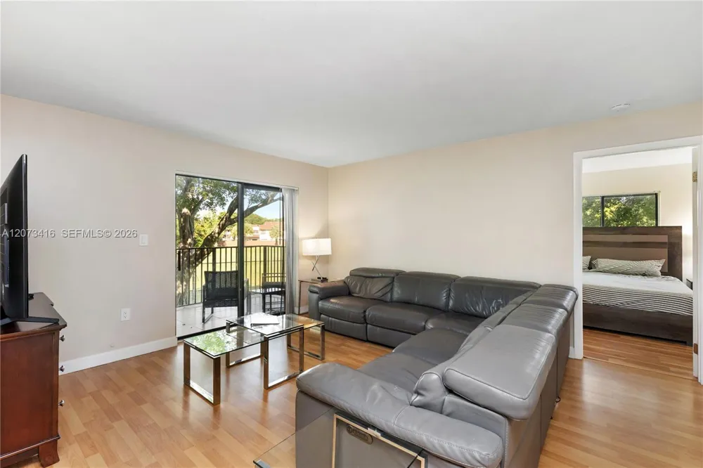 400 Palm Cir W #208 Pembroke Pines, FL 33025