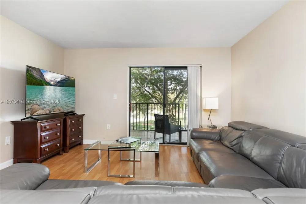 400 Palm Cir W #208 Pembroke Pines, FL 33025