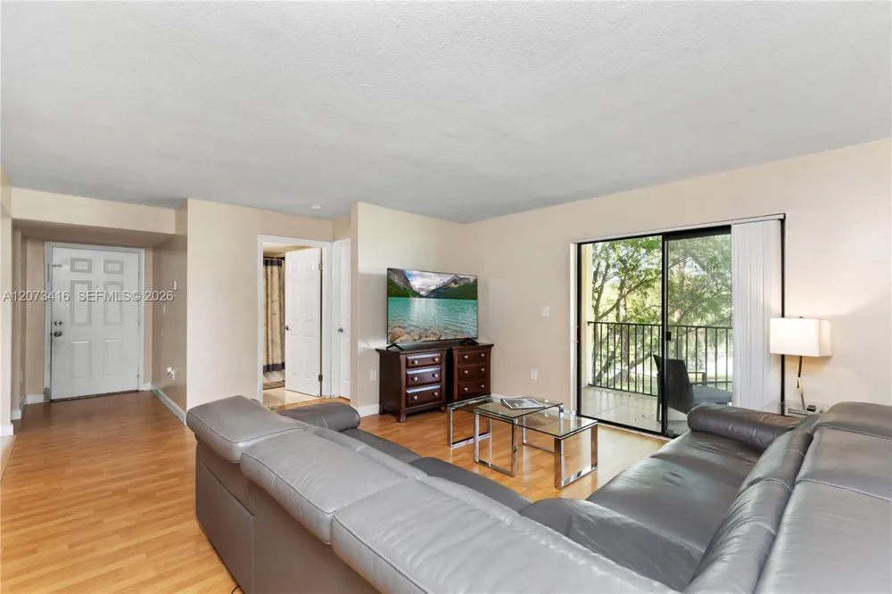 400 Palm Cir W #208 Pembroke Pines, FL 33025
