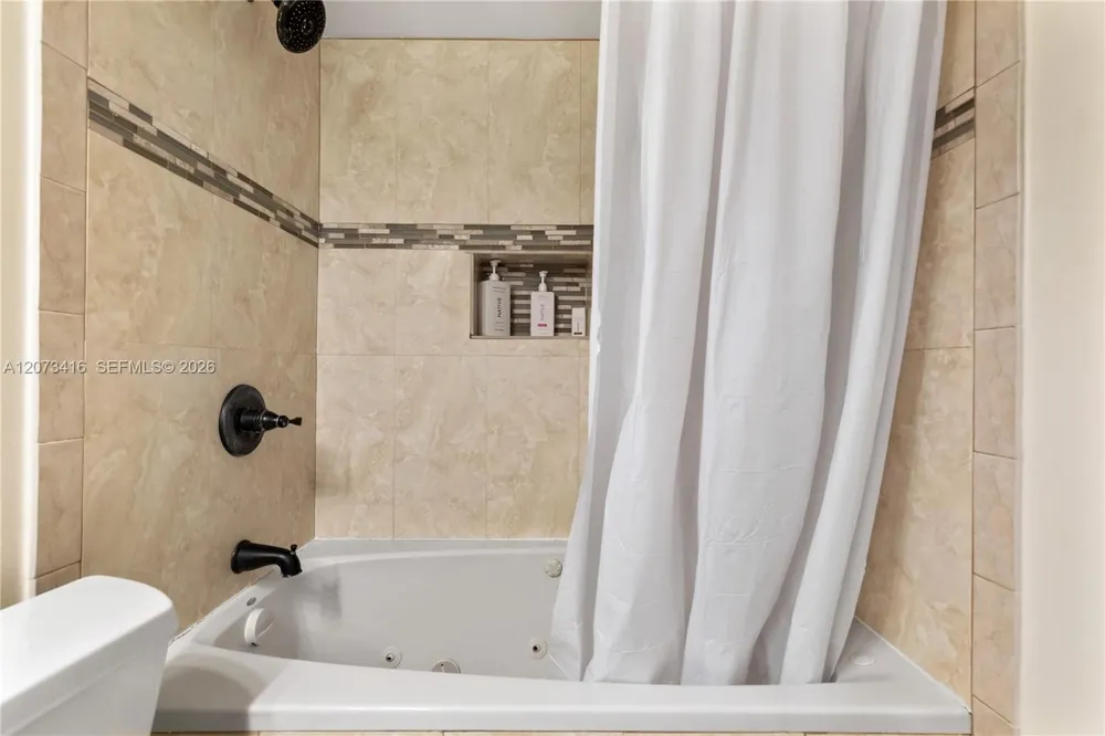 400 Palm Cir W #208 Pembroke Pines, FL 33025