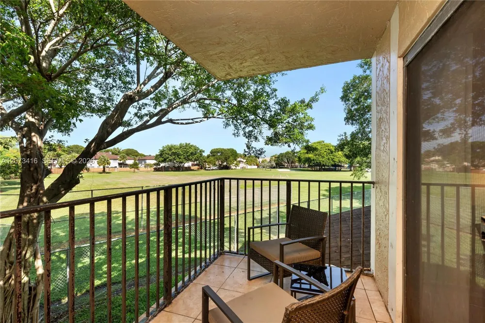 400 Palm Cir W #208 Pembroke Pines, FL 33025