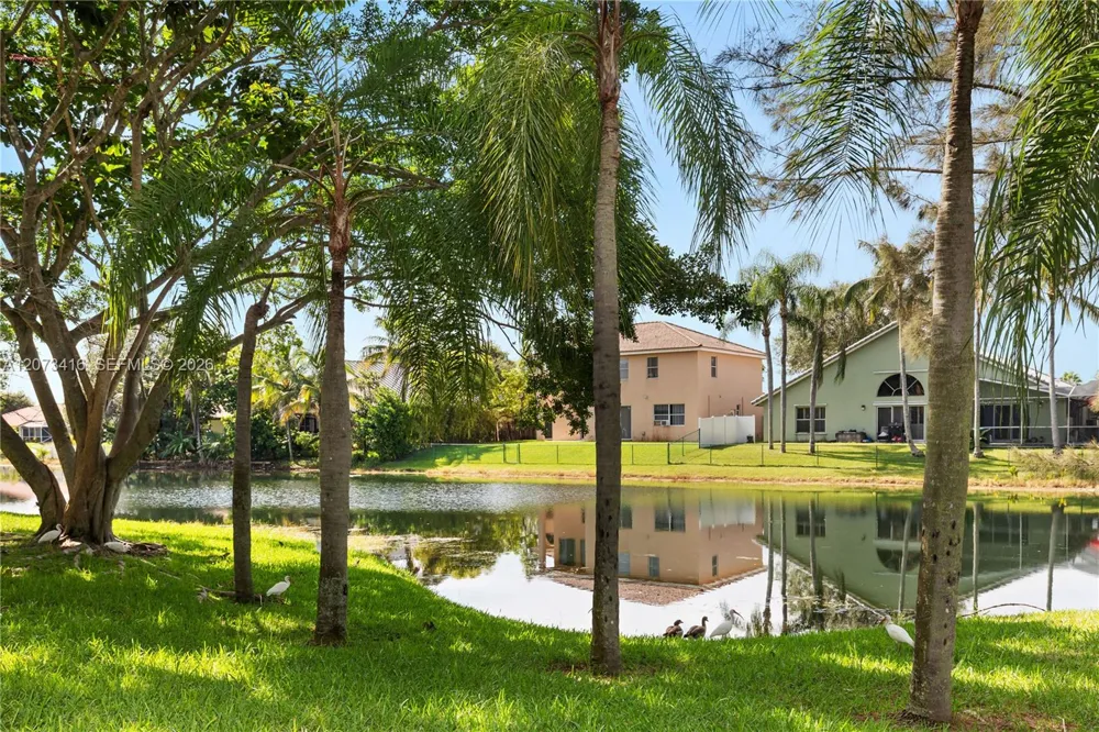 400 Palm Cir W #208 Pembroke Pines, FL 33025