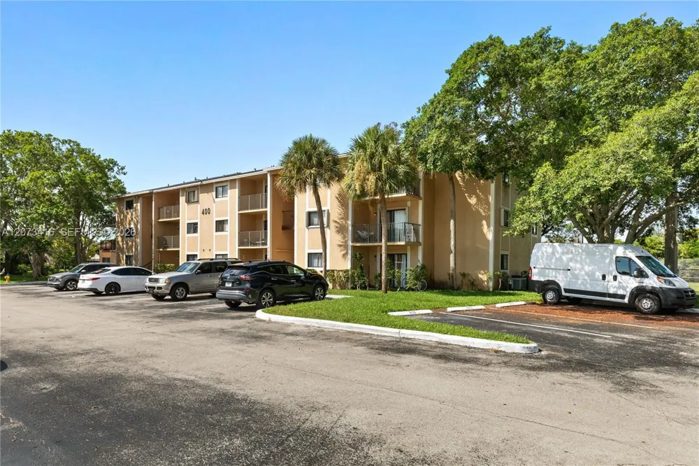 400 Palm Cir W #208 Pembroke Pines, FL 33025