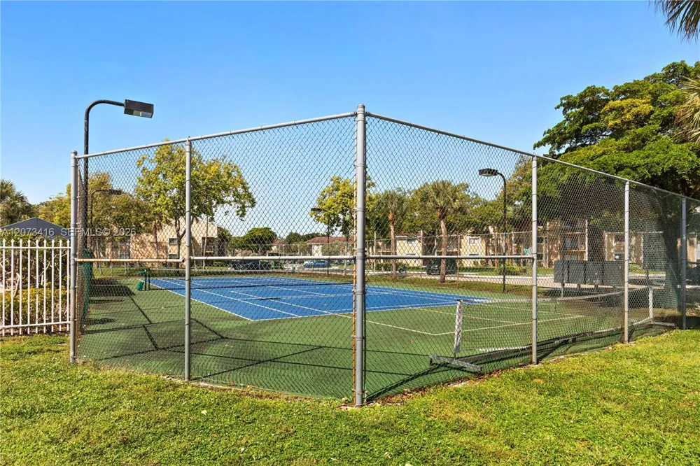 400 Palm Cir W #208 Pembroke Pines, FL 33025