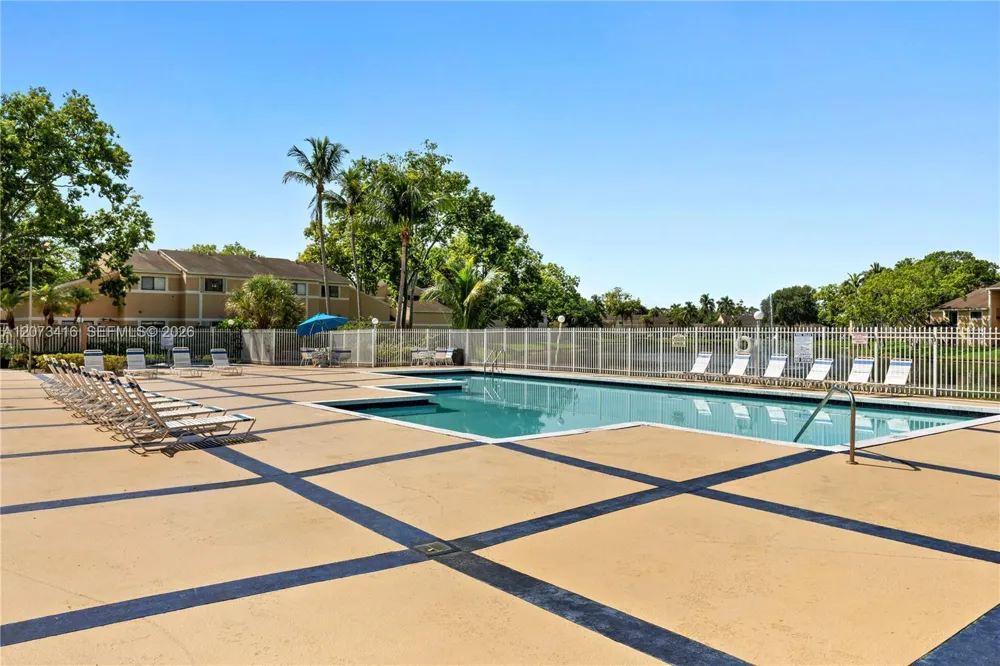 400 Palm Cir W #208 Pembroke Pines, FL 33025