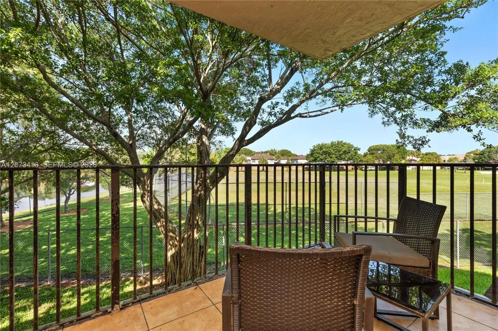 400 Palm Cir W #208 Pembroke Pines, FL 33025