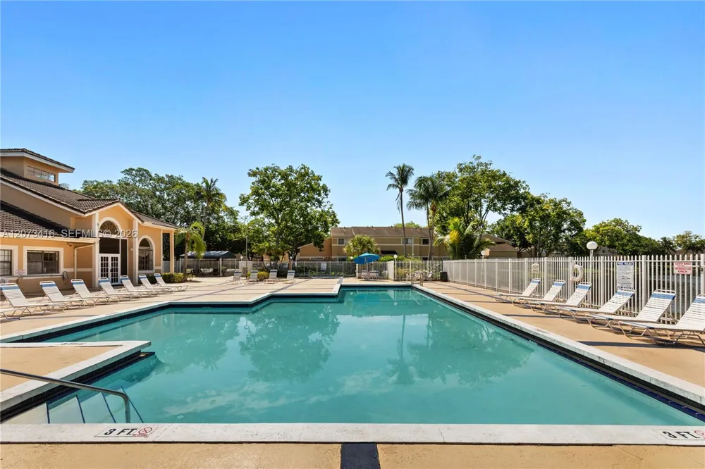 400 Palm Cir W #208 Pembroke Pines, FL 33025