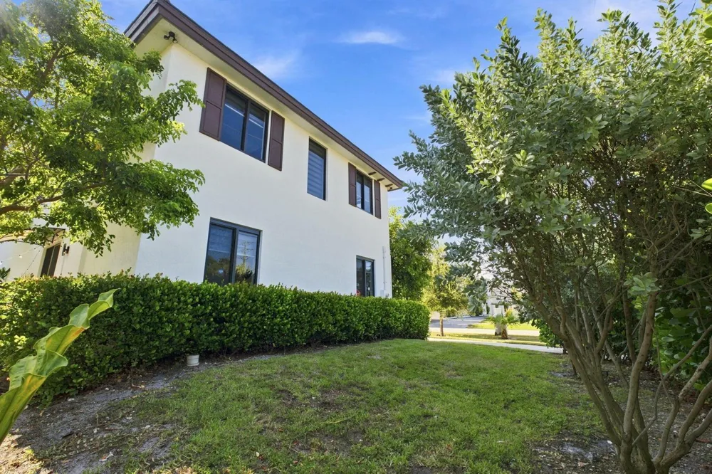 1090 SE 3RD STREET #1090 Pompano Beach, FL 33060