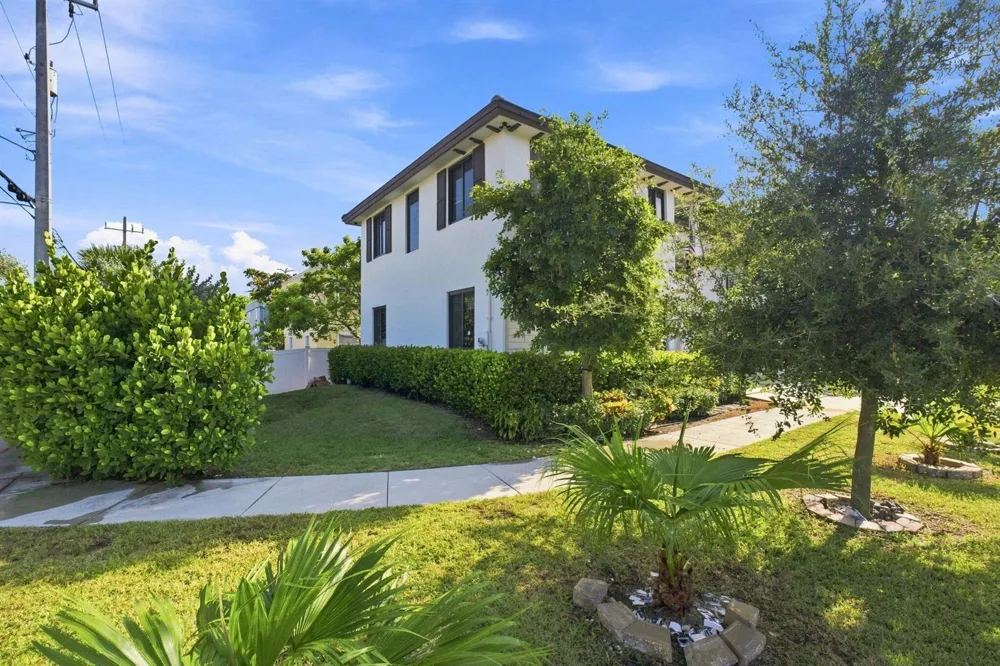 1090 SE 3RD STREET #1090 Pompano Beach, FL 33060