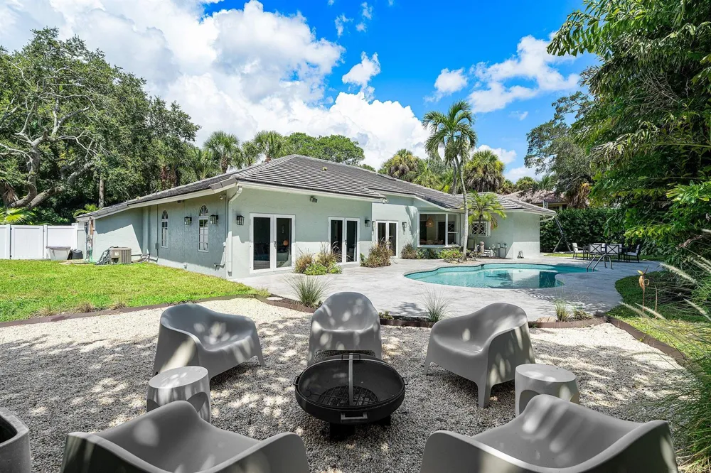 2815 HAMPTON CIRCLE E Delray Beach, FL 33445
