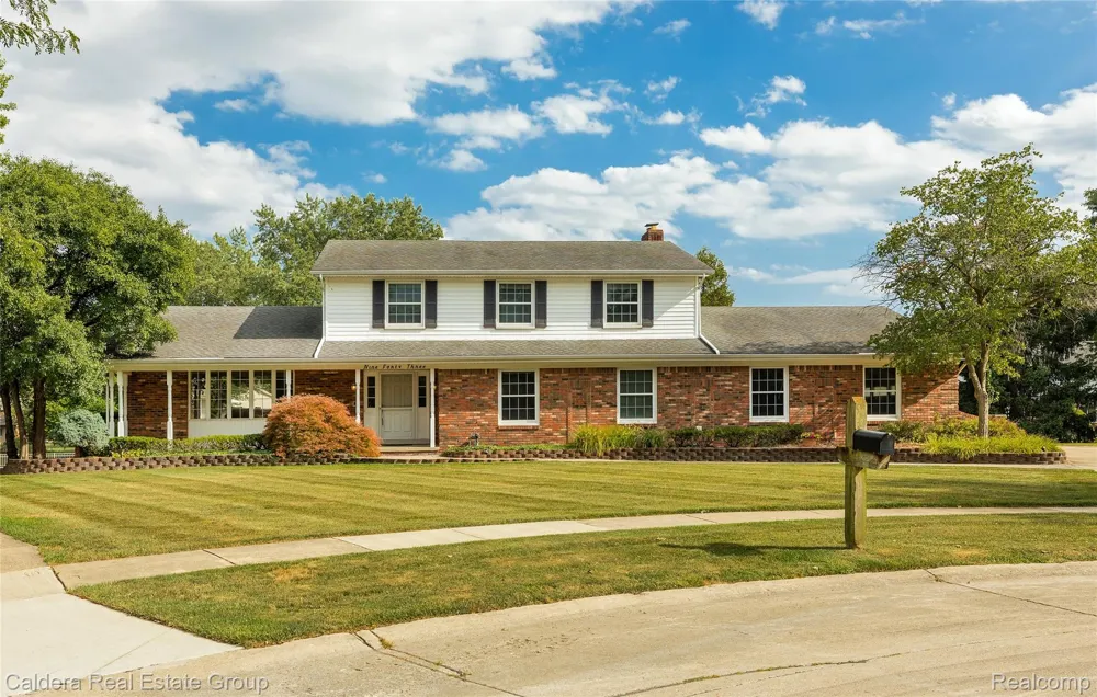 943 Huntsford Court Troy City, MI 48084