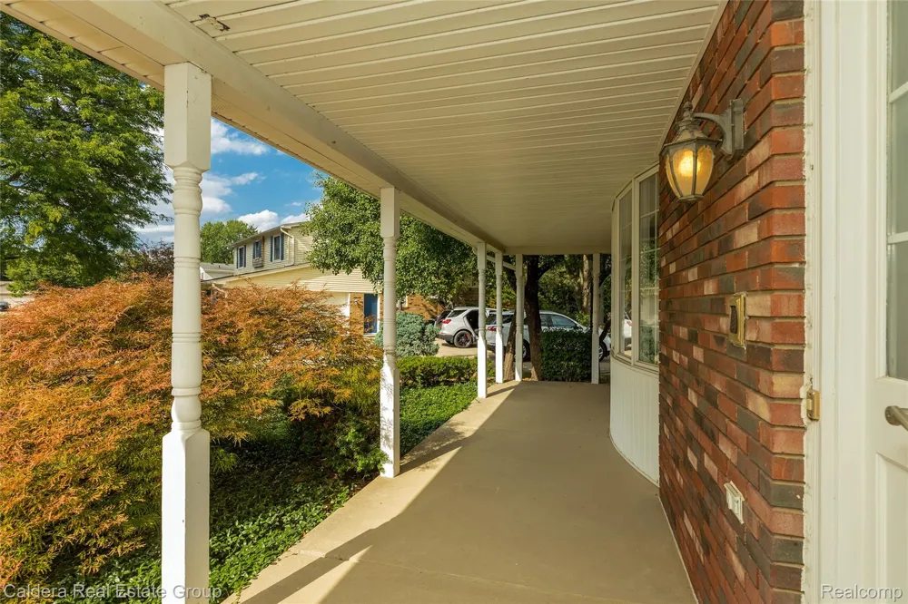 943 Huntsford Court Troy City, MI 48084