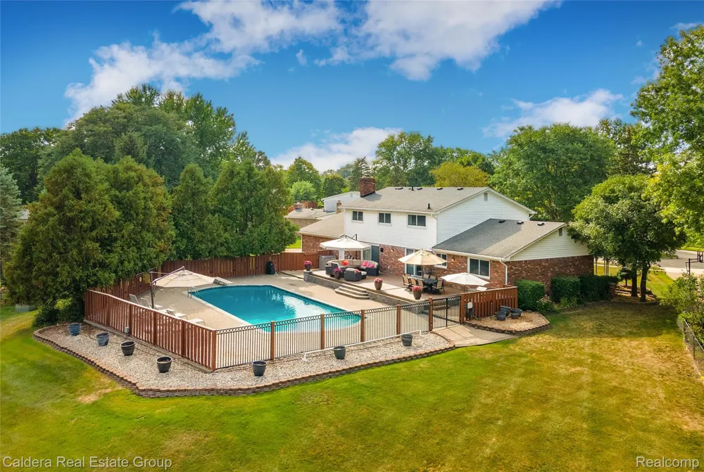 943 Huntsford Court Troy City, MI 48084