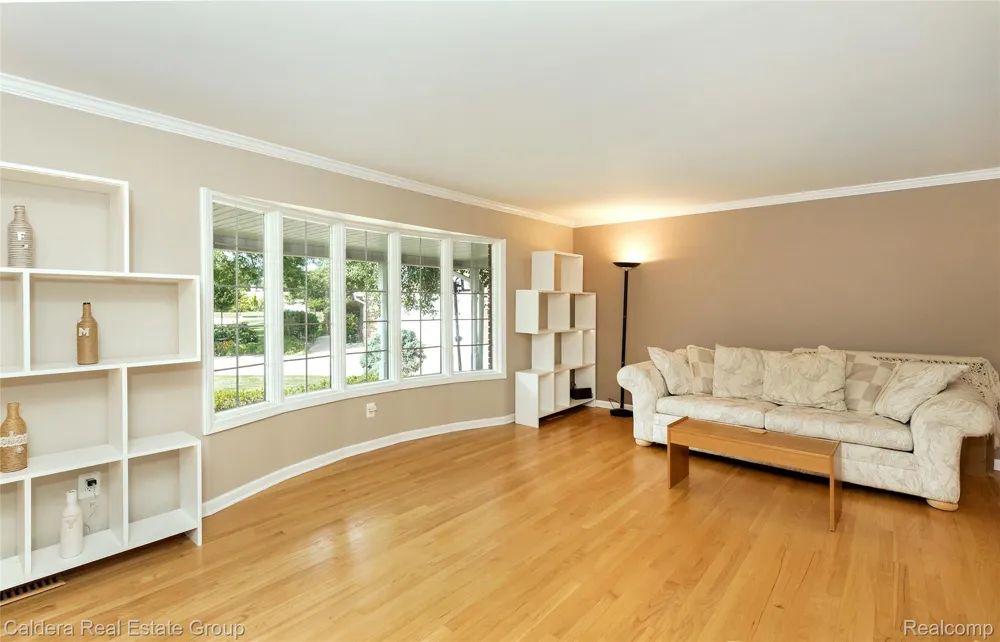 943 Huntsford Court Troy City, MI 48084