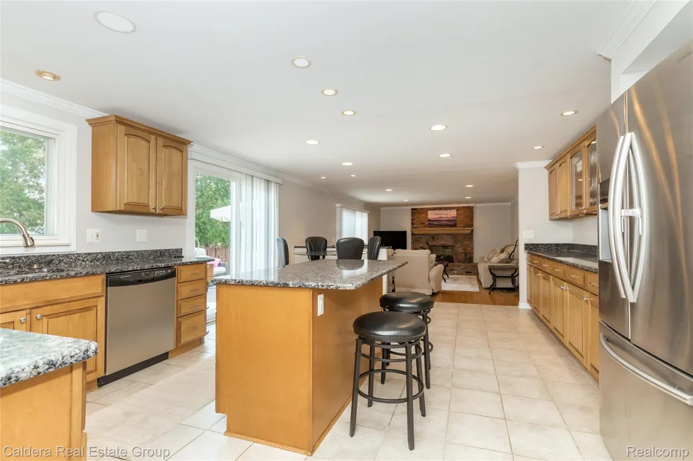 943 Huntsford Court Troy City, MI 48084