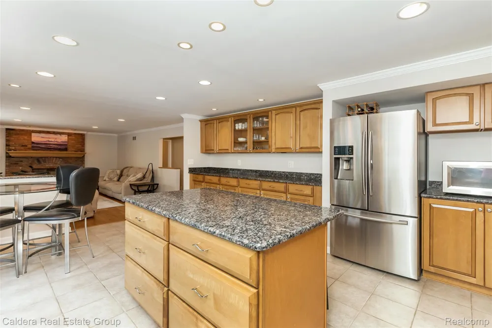 943 Huntsford Court Troy City, MI 48084