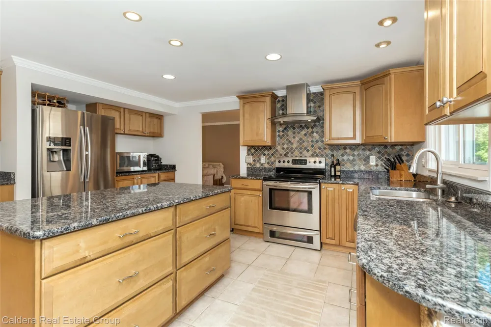 943 Huntsford Court Troy City, MI 48084