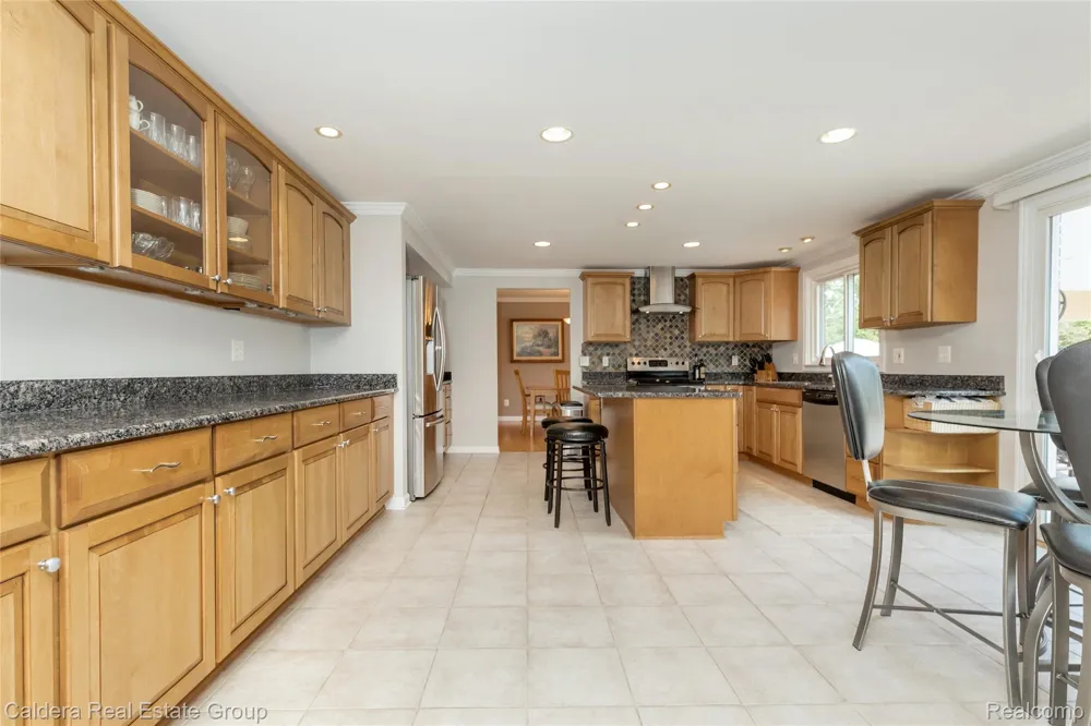 943 Huntsford Court Troy City, MI 48084