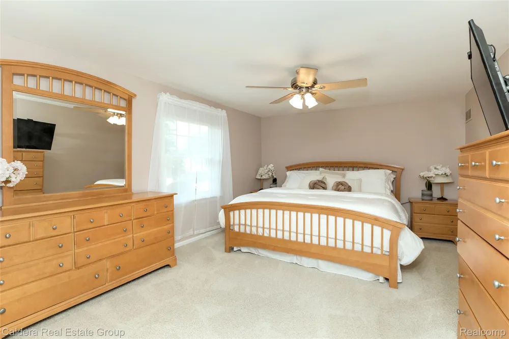 943 Huntsford Court Troy City, MI 48084