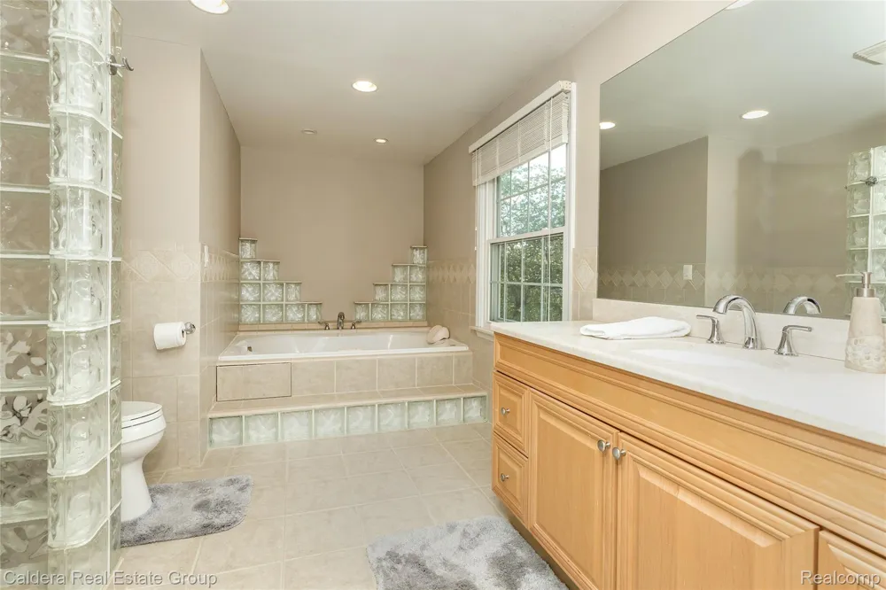 943 Huntsford Court Troy City, MI 48084
