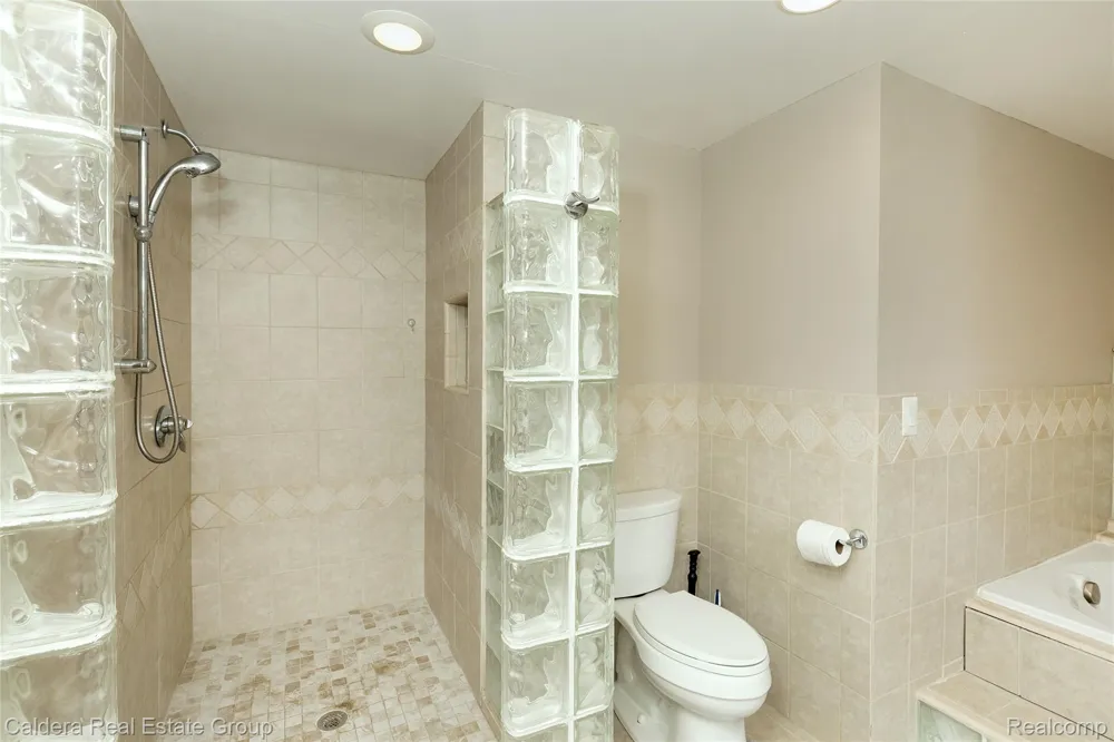 943 Huntsford Court Troy City, MI 48084
