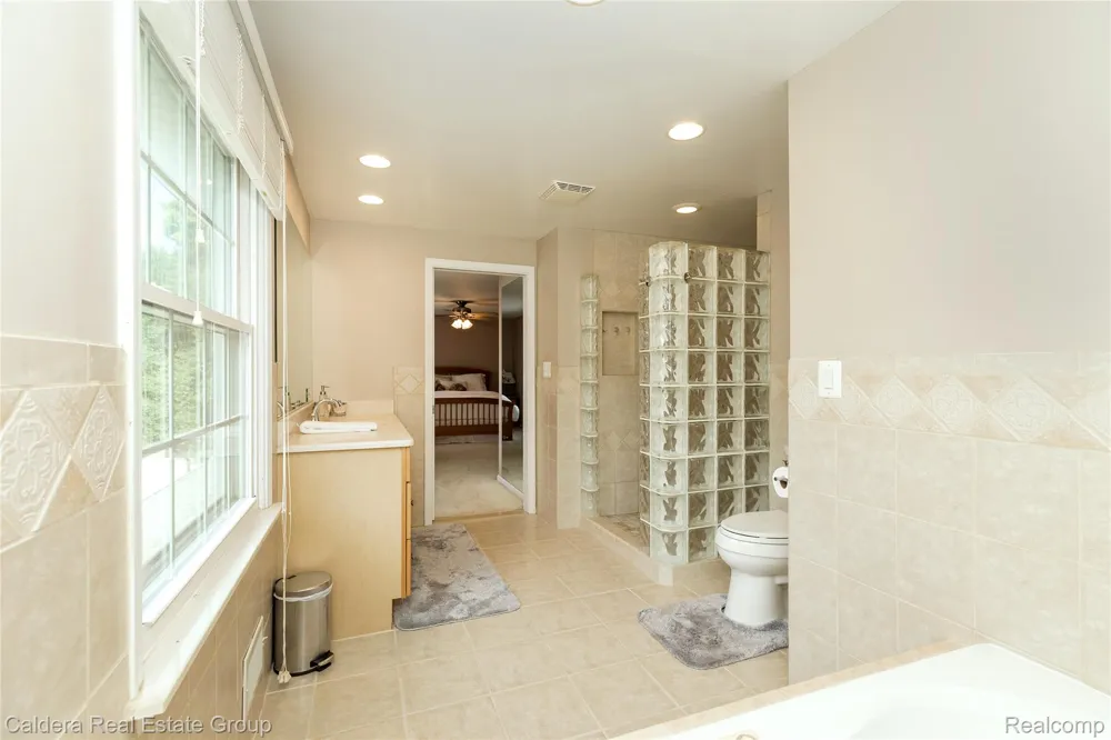 943 Huntsford Court Troy City, MI 48084
