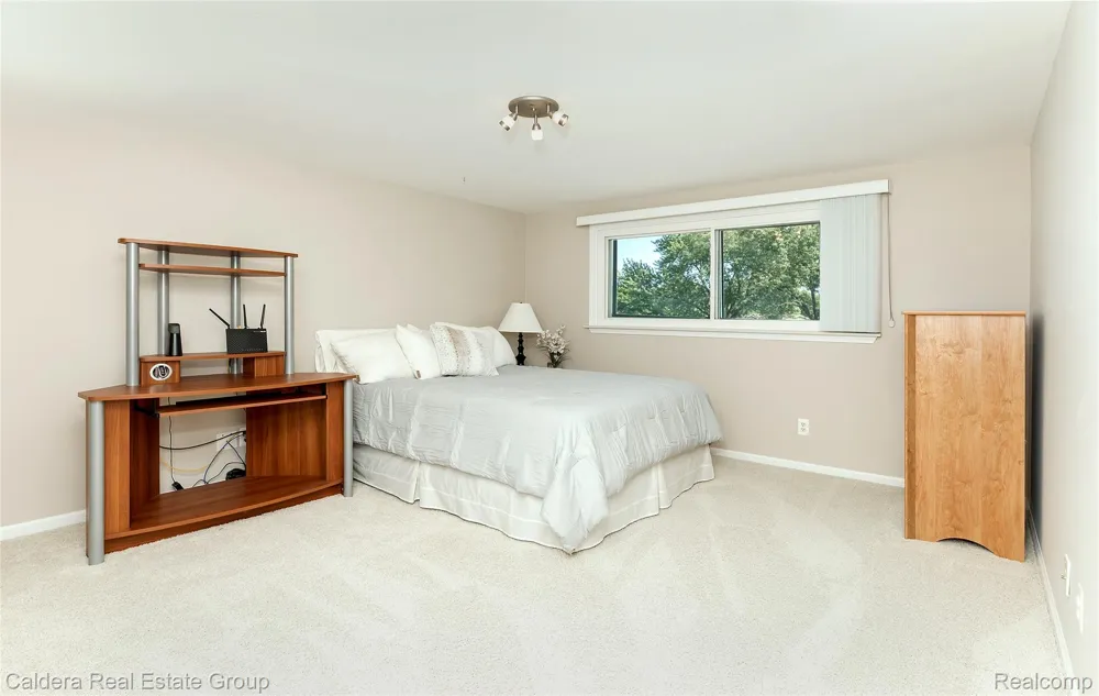943 Huntsford Court Troy City, MI 48084