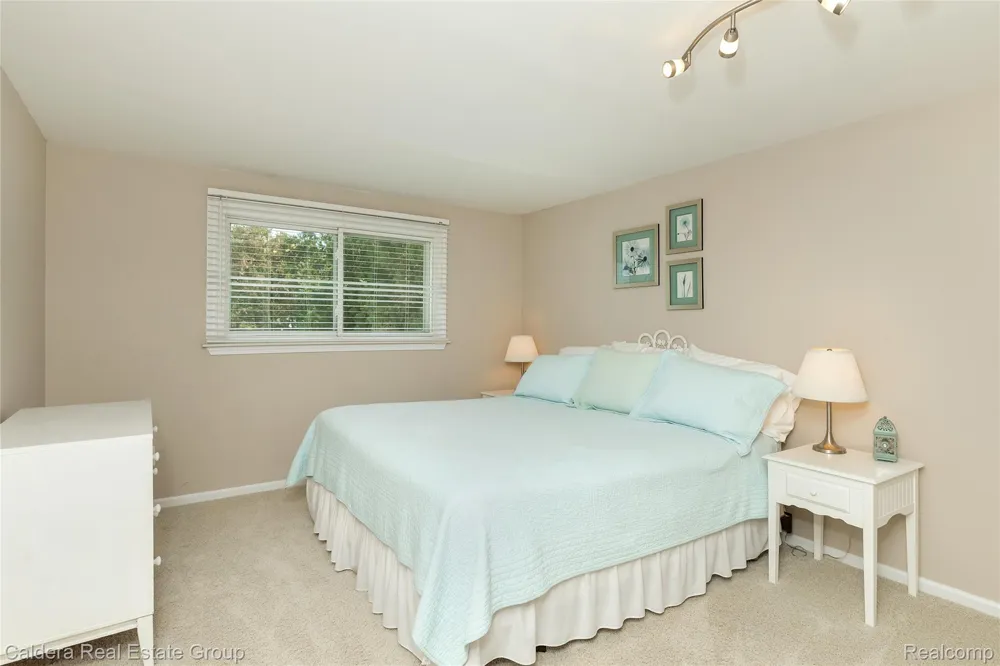 943 Huntsford Court Troy City, MI 48084