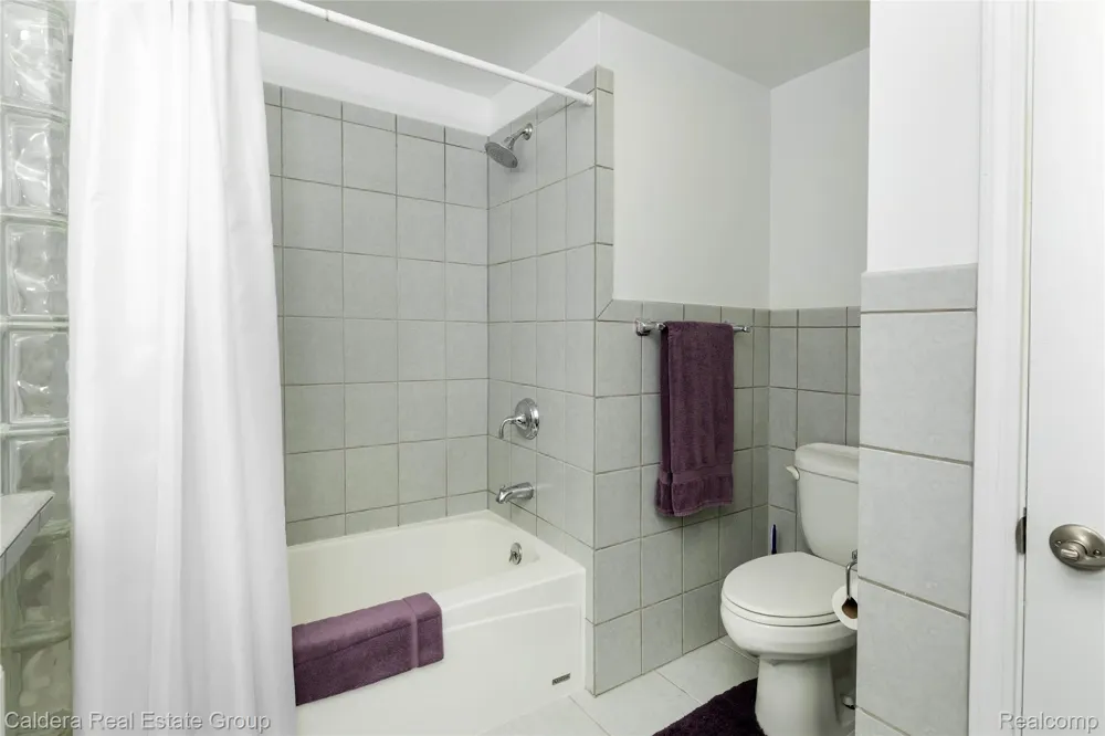 943 Huntsford Court Troy City, MI 48084