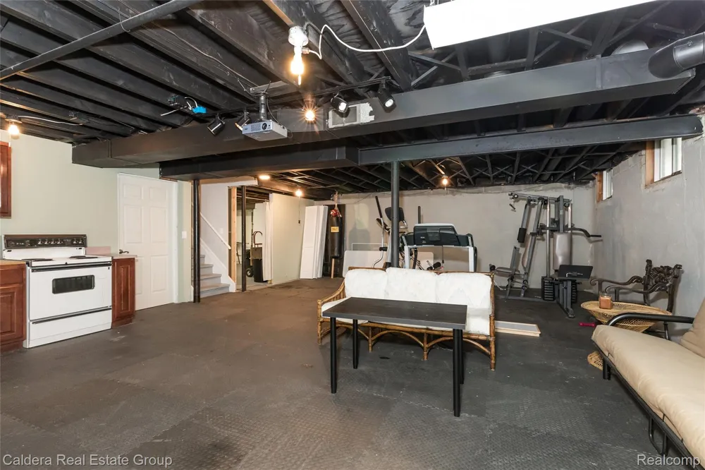 943 Huntsford Court Troy City, MI 48084