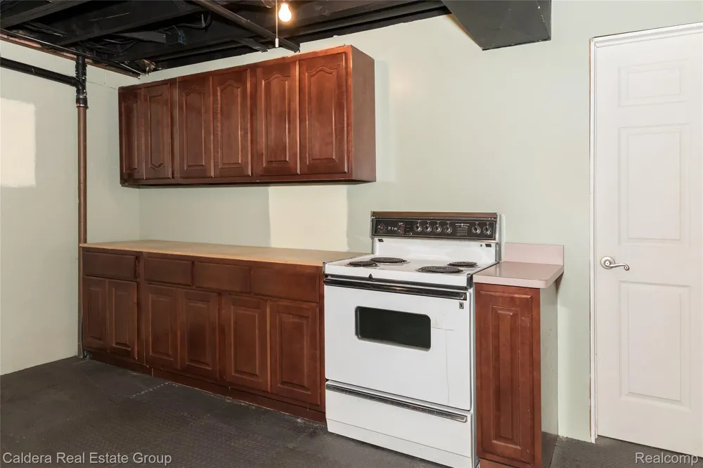 943 Huntsford Court Troy City, MI 48084