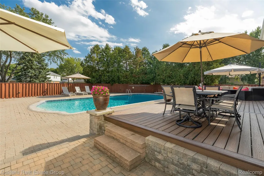 943 Huntsford Court Troy City, MI 48084