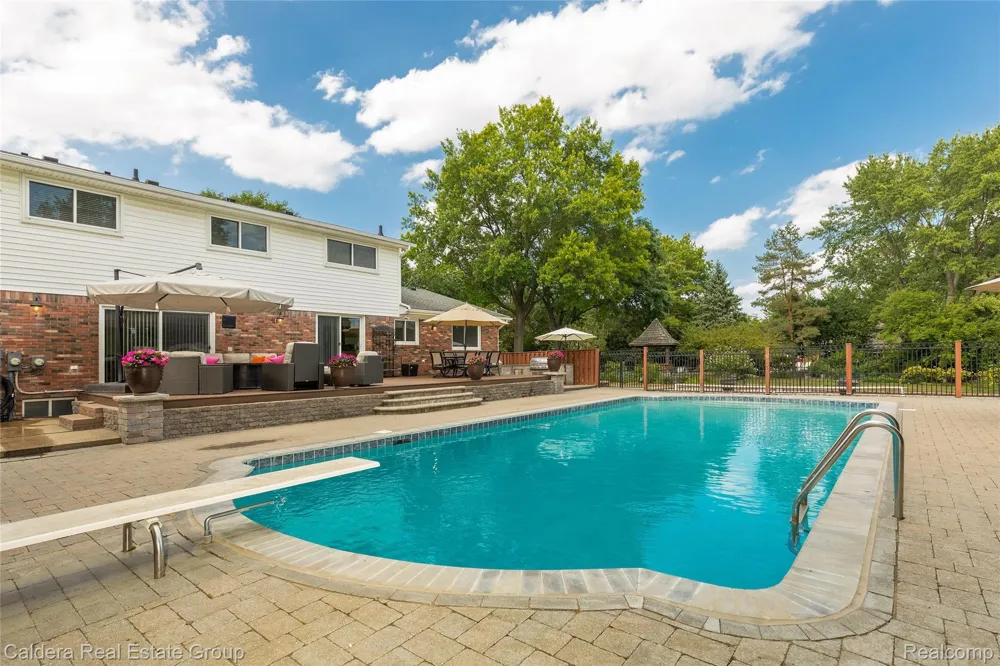 943 Huntsford Court Troy City, MI 48084