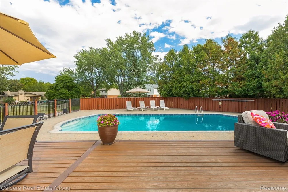 943 Huntsford Court Troy City, MI 48084