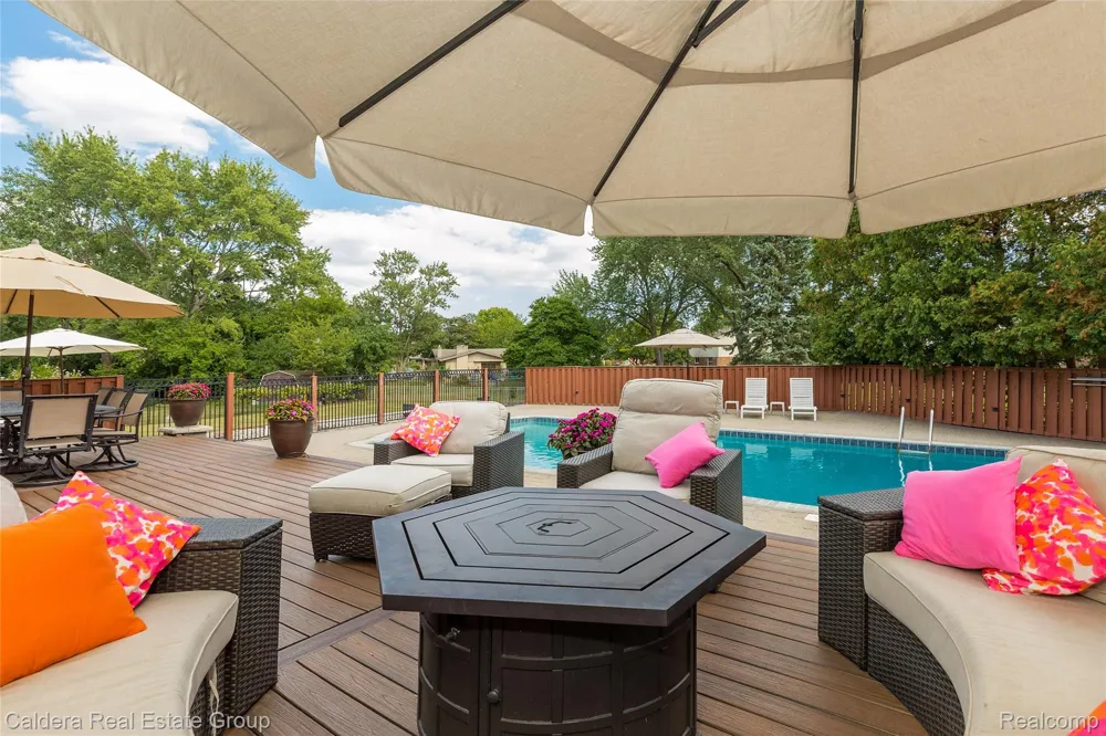 943 Huntsford Court Troy City, MI 48084