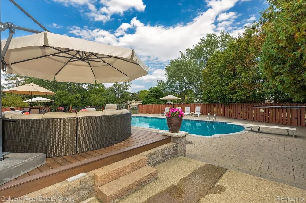 943 Huntsford Court Troy City, MI 48084