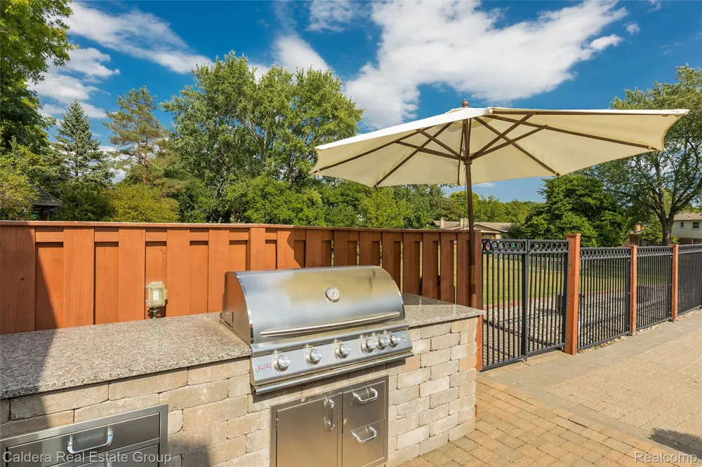 943 Huntsford Court Troy City, MI 48084
