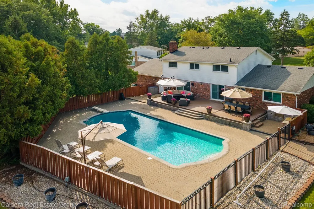 943 Huntsford Court Troy City, MI 48084