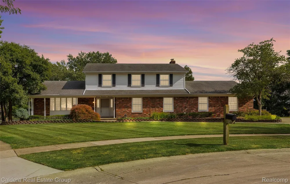 943 Huntsford Court Troy City, MI 48084