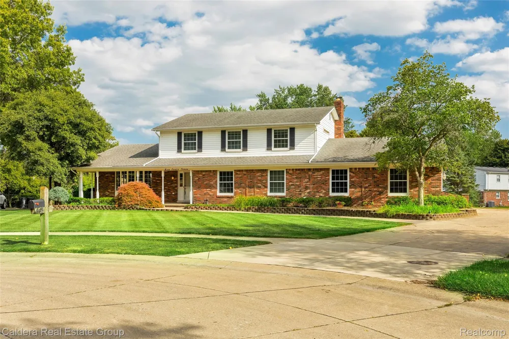 943 Huntsford Court Troy City, MI 48084